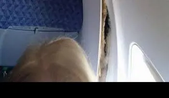 Paneles interiores de avión se parten en pleno vuelo (Video)