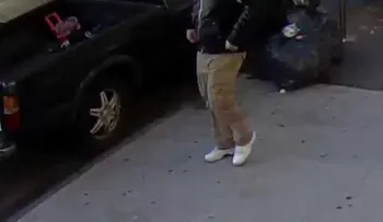 Asaltantes en El Bronx tumban y arrastran hombre para quitarle mochila