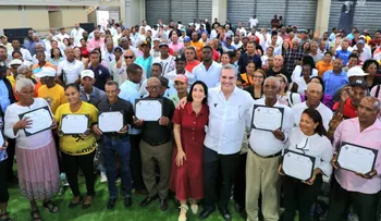 Presidente Abinader entrega 719 títulos de propiedad en Azua
