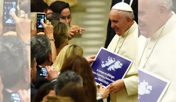 Fotografían al papa Francisco con un cartel que pide el diálogo por Malvinas o Falkland