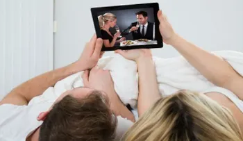 Parejas tienen menos sexo por culpa de Netflix y Facebook