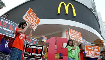 Salario mínimo de 15 dólares la hora desata huelga entre trabajadores de restaurantes de comida rápida
