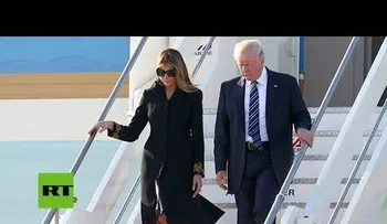 Donald Trump pone cara de "rabia" cuando Melania se negó a darle las manos  (VIDEO 1)