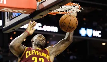 Curry logra 51 puntos; Cavâ??s caen y Hawks ganan
