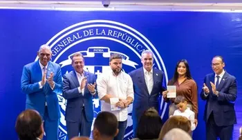 Abinader entrega el primer pasaporte electrónico dominicano en Nueva York
