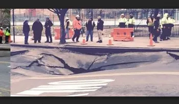 Se abre calle en el alto Manhattan y se traga dos vehículos  