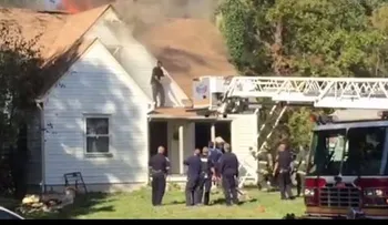 Un hombre incendia casa de su ex notiva y baila en el techo