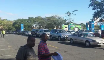 Choferes hacen largas filas en el Quisqueya en busca de revistas 