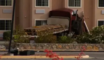 Texas: un trailer se sale de la carretera y mata a un huésped del motel en donde se estrelló