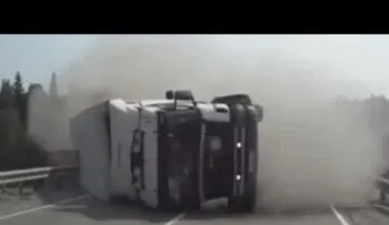 ¡Aterrador! Un camión se vuelca y desliza hacia un carro (Video)
