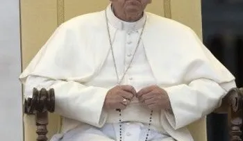 Papa deplora "lobby gay" en Vaticano