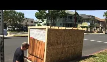 Generosidad: le construye una casa a una mujer que rebuscaba en su basura (VIDEO)