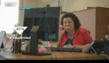 ¿Qué tan prudente es comer en el escritorio del trabajo? (VIDEO)
