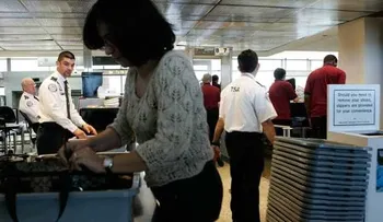 Las bandejas de plástico de seguridad son los lugares más sucios en los aeropuertos