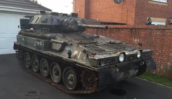 Quite ese tanque de mi cesped: impulso de compras obliga a británico a cambiarse de casa