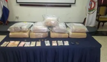 Apresan a un hombre y a un menor con dos pacas de marihuana en Mao