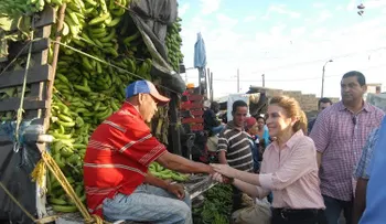  Carolina Mejía visita mercado de la Duarte y acuerda emprender acciones conjuntas que beneficien a los comerciantes y consumidores.