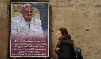La policía investiga una misteriosa campaña con afiches contrarios al papa Francisco en Roma