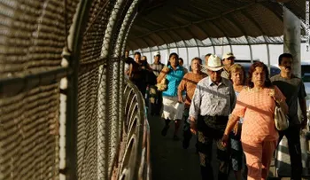 Estos son los lugares por los que miles de personas cruzan a pie legalmente la frontera entre México y EE.UU.