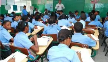 Reportan alta asistencia de estudiantes en escuelas públicas en primer día de clases