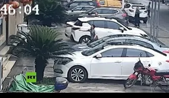 Hombre logra agarrar un niño que cayó desde un 2º piso