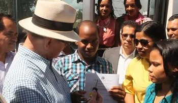 Senador Félix Vásquez supervisa obras y entrega guaguas asociaciones estudiantes