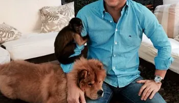Nahiony Reyes y el monito de Abel Martinez