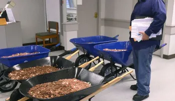 La venganza de un contribuyente, paga impuestos con 1,600 libras de monedas