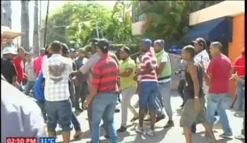 Agreden a seguidores de regidor preso en la Fiscalía