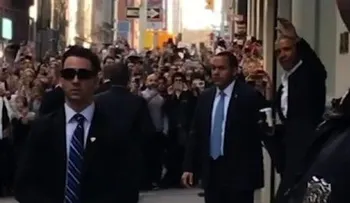 Obama sale por un café y desata la locura en Nueva York