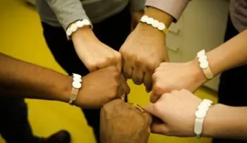 Españoles y australianos diseñan una pulsera que avisa de la radiación solar