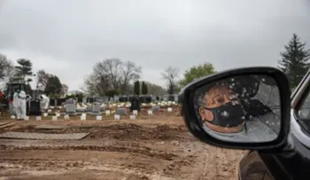 El doloroso adiós a su padre, tuvo que ver el funeral desde un auto en NY, por culpa del COVID-19