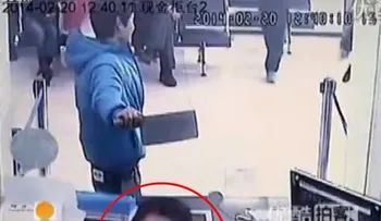 Video: cajera de banco se rie de atracador que llevaba un cuchillo de carnicero