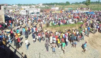 Haitianos apedrean inspectores de Migración y militares de la República Dominicana 
