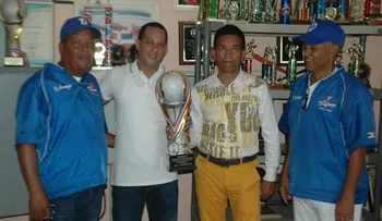 Club deportivo Los Delfines reconoce al ministro de la Juventud