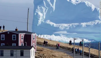 Un impresionante iceberg sorprende a una pequeña ciudad en Canadá