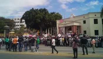 Marchan al Palacio en reclamo de remodelación del Mercado Nuevo 