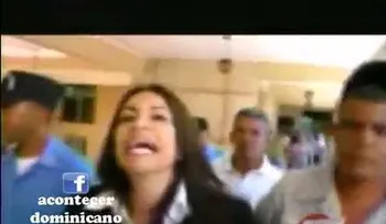 Mujer arma rebú en el Palacio de Justicia de Santiago cuando liberan asesino de su hermano (VIDEO) 