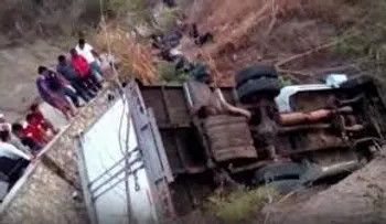 Mueren 25 migrantes en vuelco México