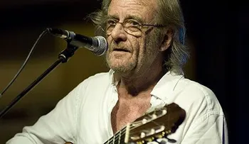 Cantautor español Luis Eduardo Aute se recupera de un infarto en un hospital