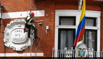 ¿Quería asesinar a Assange?: Un desconocido escala la embajada de Ecuador en Londres