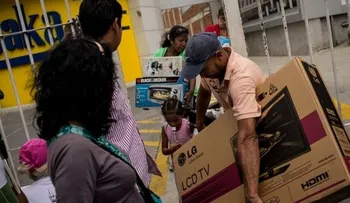 Maduro llama a la calma tras largas filas en tiendas de electrodomésticos