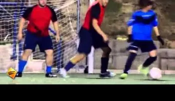 Una futbolista se disfraza de hombre y da una lección a todos con el balón