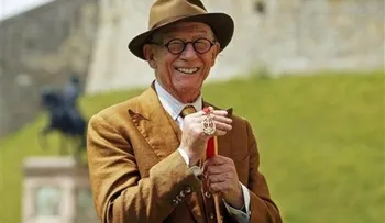 Reina Isabel II da al actor John Hurt título de caballero 