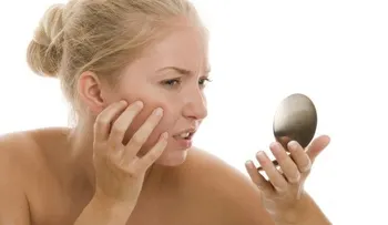 Razones para no dormir con maquillaje