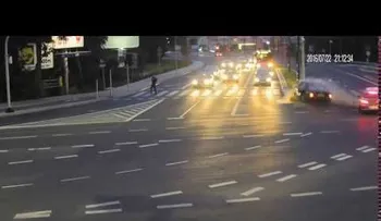 Un ciclista salva su vida gracias a un accidente