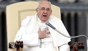 El papa pide recordar a los pasajeros del avión malasia desaparecido