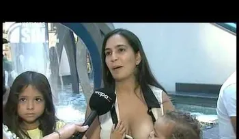 Padres marchan implorando derecho de lactar en público