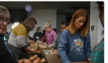 Pastor convierte iglesia en banco de comida para inmigrantes