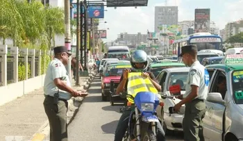 AMET inicia entrega de chalecos reflectivos a usuarios de motocicletas
